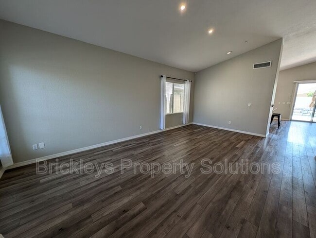 Building Photo - 9213 E Wood Dr