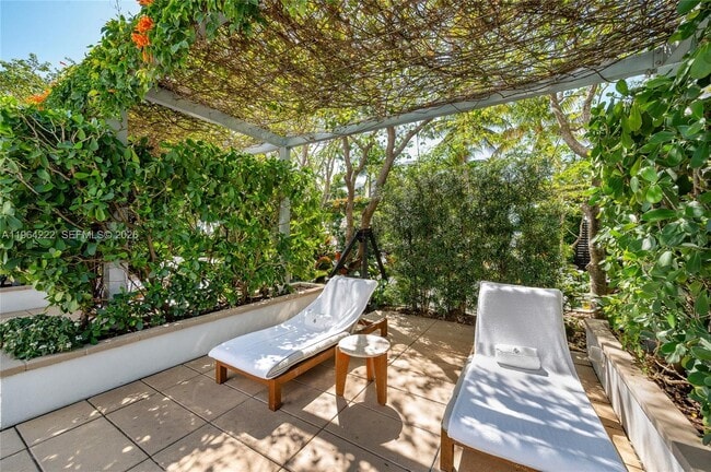 Building Photo - 1425 Brickell Ave