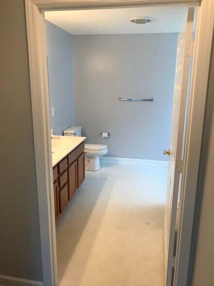 Building Photo - 1950 Hawkcrest Ct