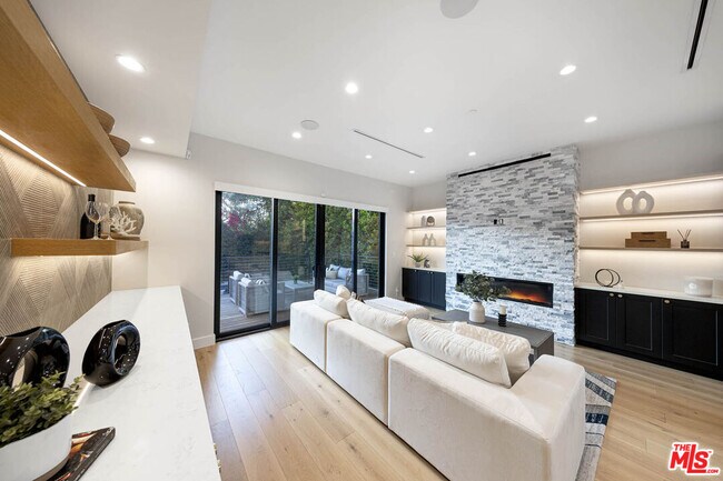 Building Photo - 123 S Kilkea Dr