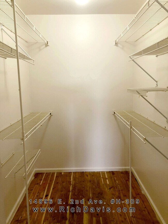 Building Photo - 2 bed, 2 bath with washer/dryer hookup.  Great location off Sable and 2nd Ave.