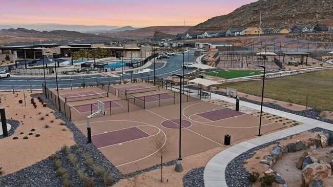 Building Photo - Long Valley Townhome - Amazing Amenities & Small Dogs Allowed