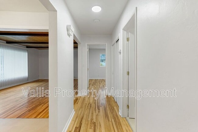 Building Photo - 389 Appleblossom Ave N