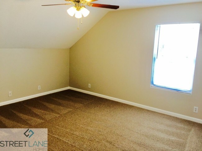 Building Photo - $500 off first month's rent!