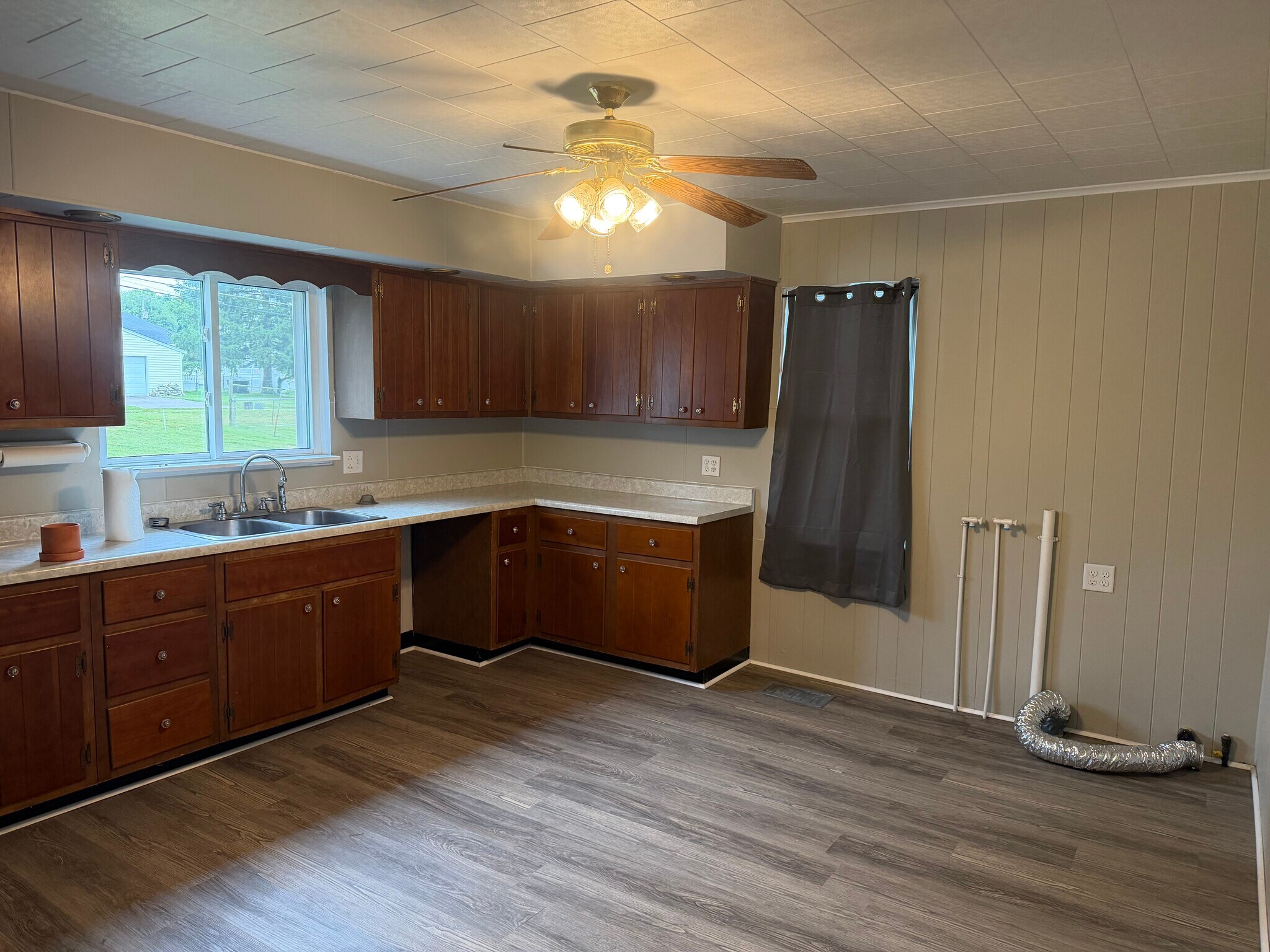 Kitchen with washe/dryer hookup - 820 E Washington St