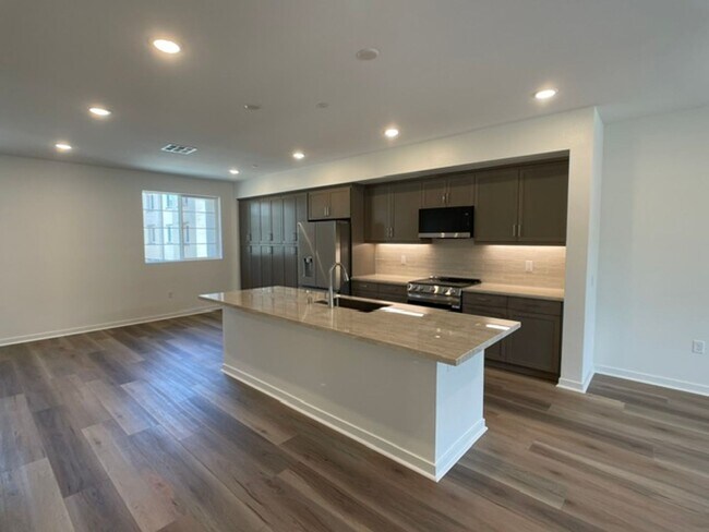 Building Photo - Camarillo 3 Bed 4 Bathroom Never Lived In Condo