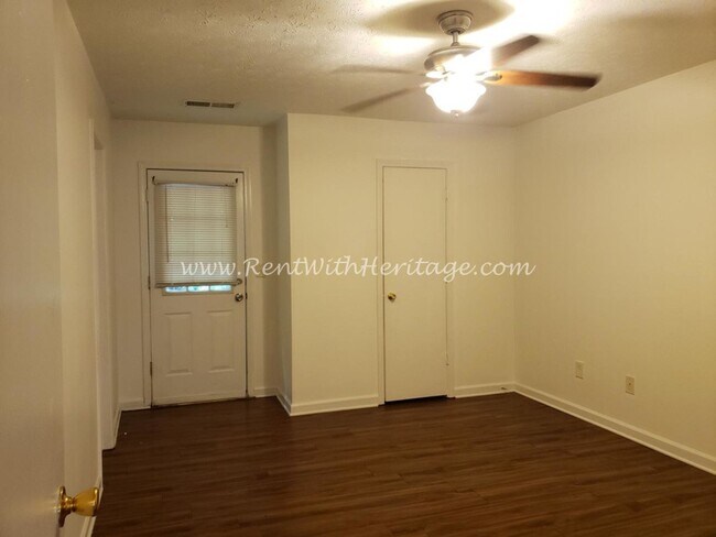 Building Photo - GREAT ONE LEVEL TOWNHOME / END UNIT / POPULAR DOWNTOWN VILLA RICA AREA / CAN WALK TO SHOPPING AND...