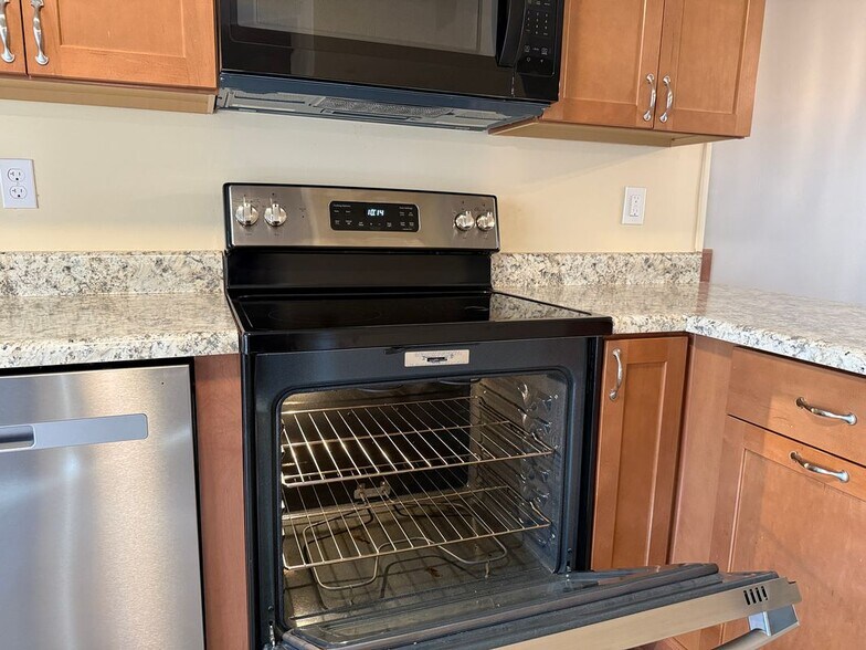 Building Photo - 82 Summer E