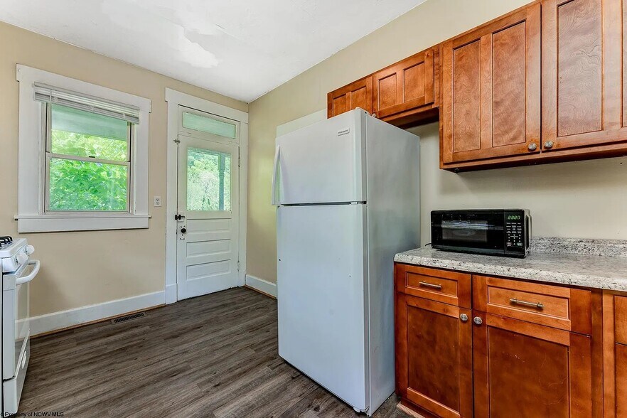 Building Photo - 565 Brockway Ave