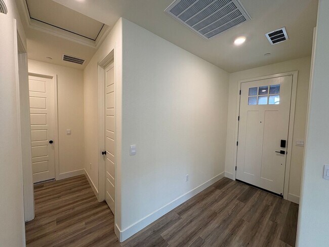 Building Photo - NW Visalia Home Rent Ready! Walking distance to Oak Grove