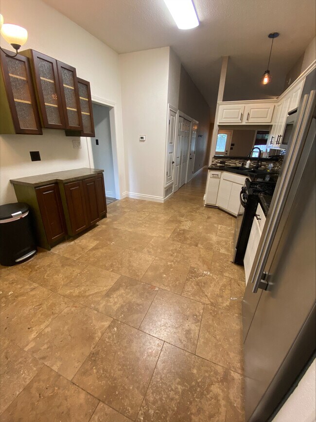 Building Photo - 702 Spring Hollow Dr