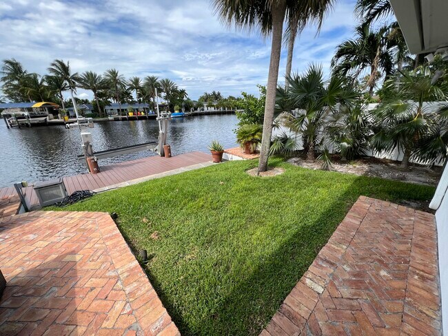 Building Photo - 1653 Poinsettia Dr