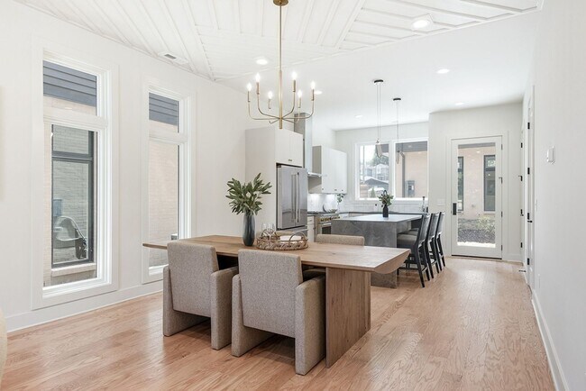 Building Photo - Stunning Salemtown Townhome!