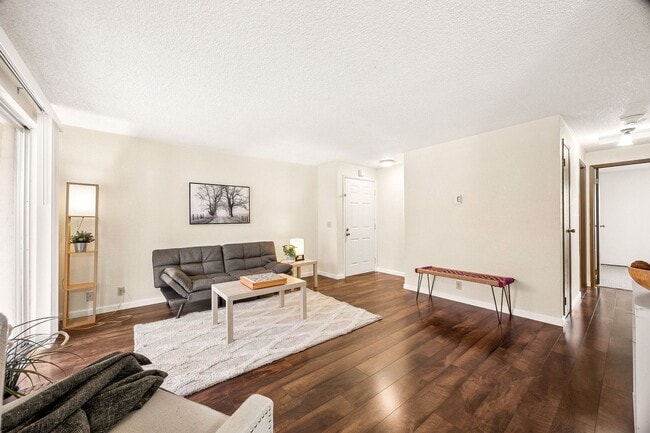 Building Photo - Charming 2 bed, 1 bath Lynnwood Condo, $1695/mo.