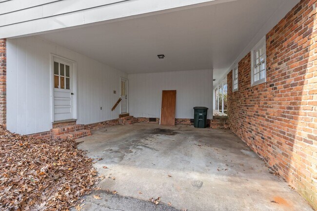 Building Photo - Charming 3-bedroom, 2-bath traditional home situated less than two miles from Clemson University!