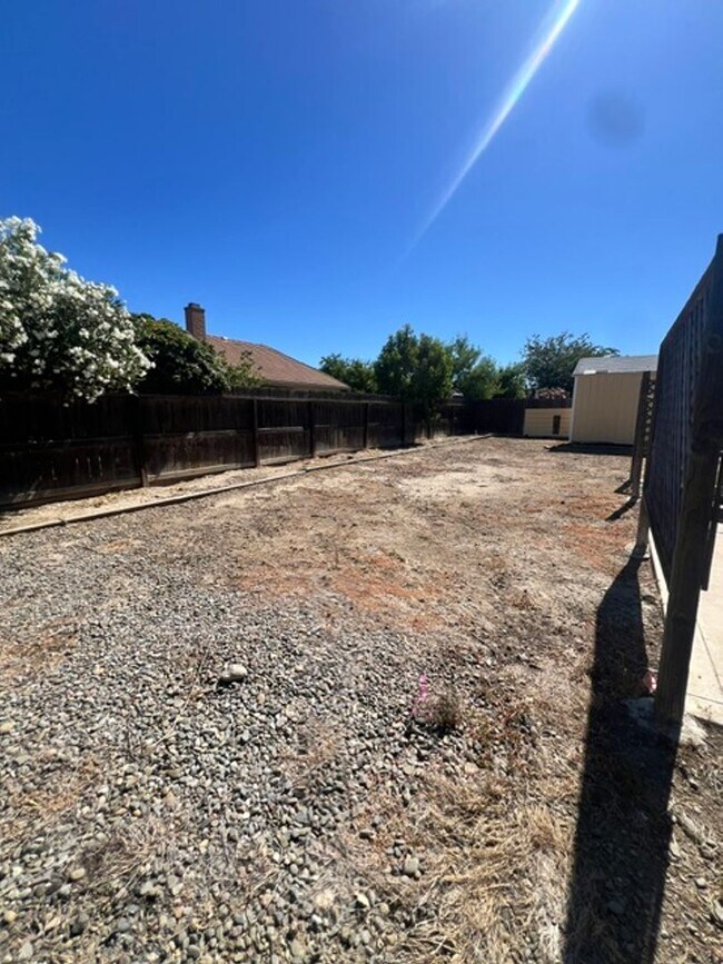 Building Photo - 1316 Chukar St