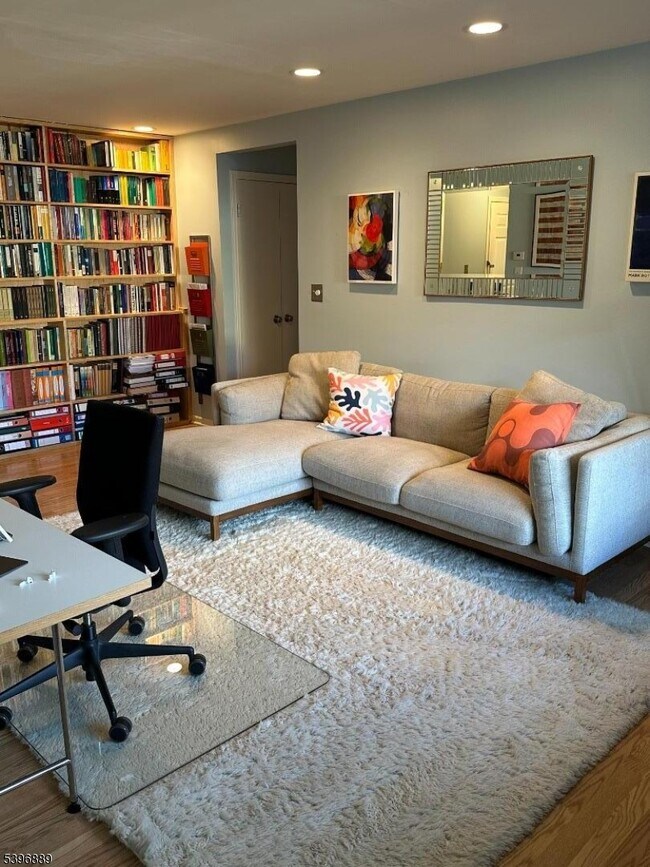 Building Photo - 4 Avon Ct