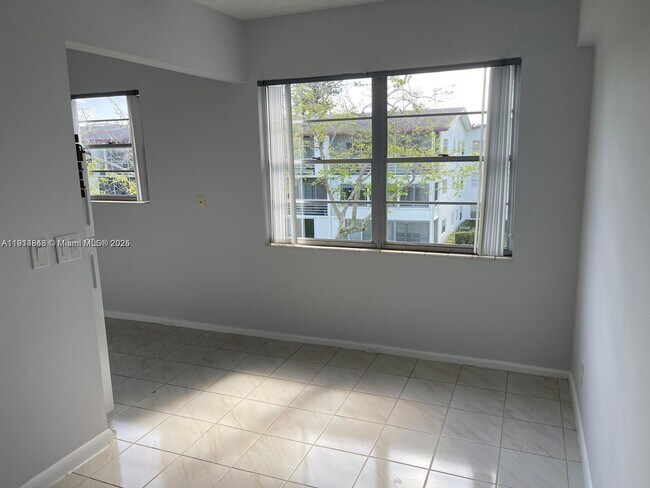 Building Photo - 164 Fanshaw D