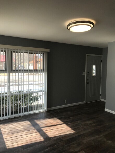 Building Photo - 4204 Woodvale Dr