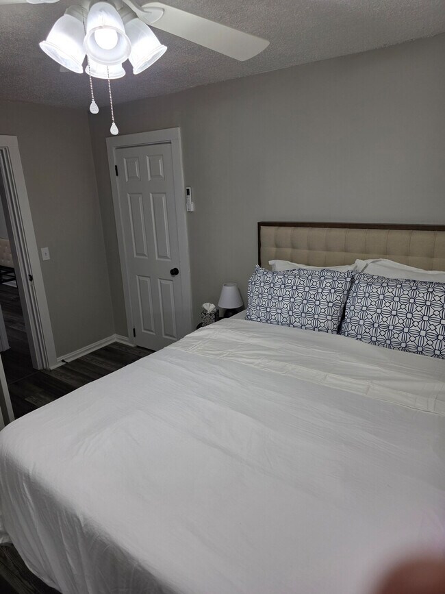 Building Photo - 128 Forest St