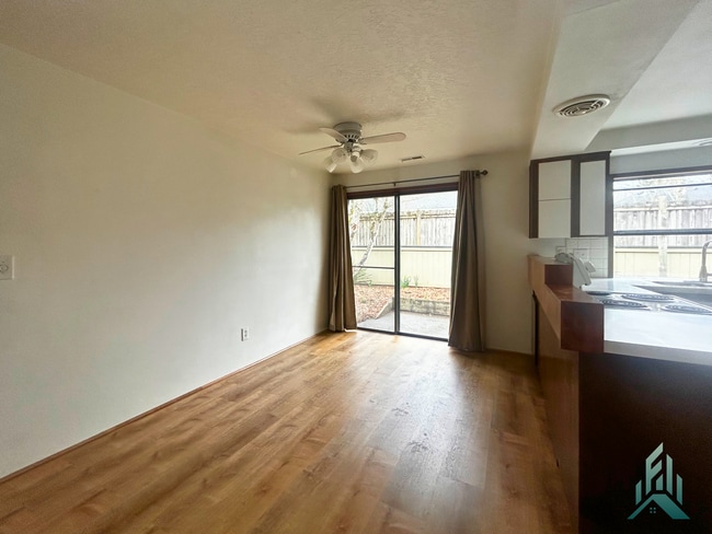 Building Photo - 2 Bed / 2 Full Bath Single-Level Townhome in Timberhill