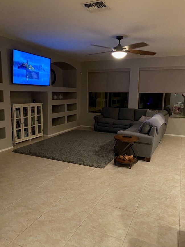 Building Photo - Upgraded and Spacious 5 Bed/3 Bath in Nort...