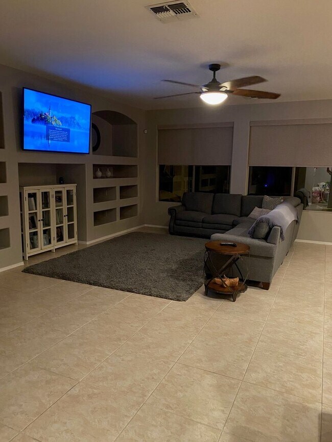 Building Photo - Upgraded and Spacious 5 Bed/3 Bath in Northwest Phoenix