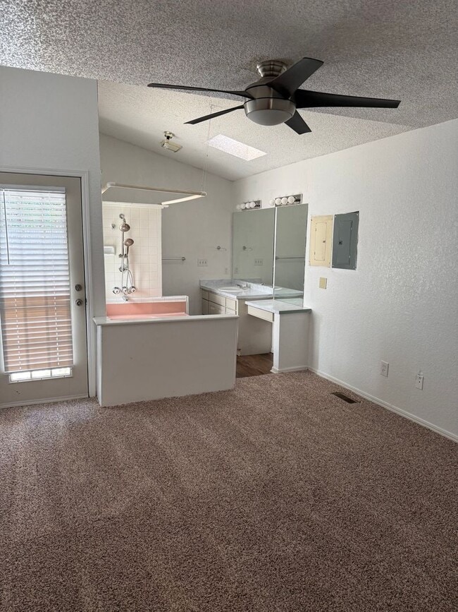 Building Photo - 3 bedroom 2.5 bath, 2 car garage off Easte...