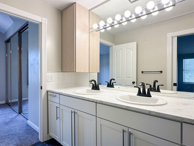 Building Photo - 3662 SW Sunset Trace Cir