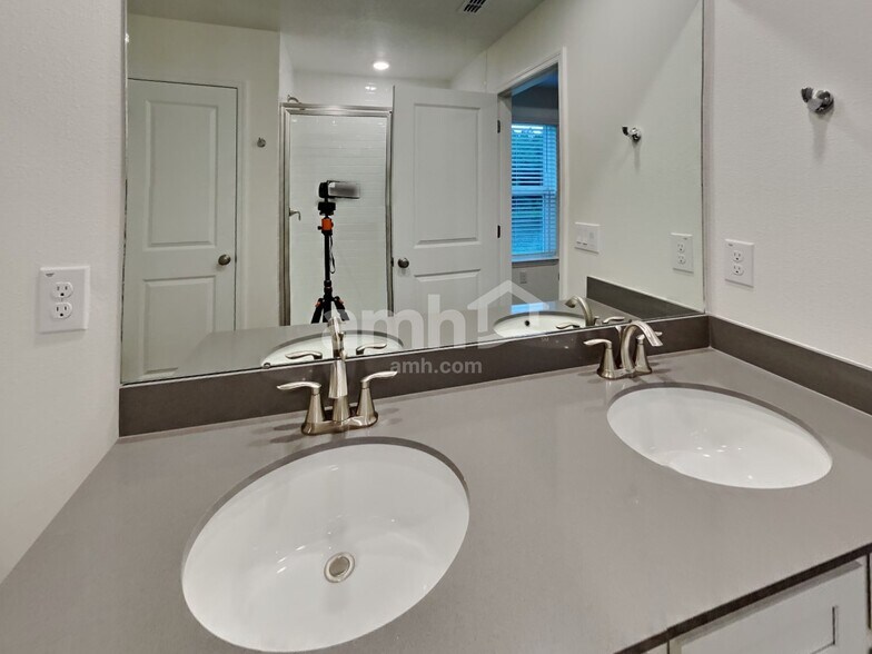 Building Photo - 27143 St Andrews Ave