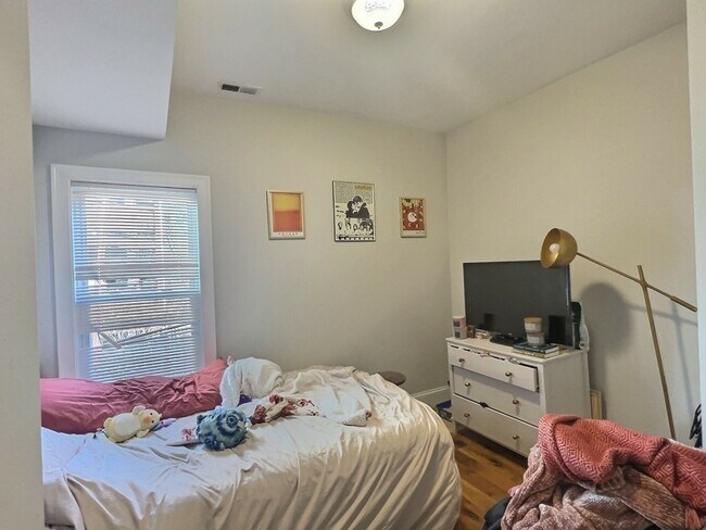 Building Photo - 260 Paris St