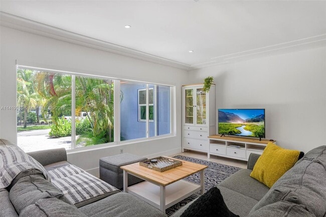 Building Photo - 890 NE 90th St