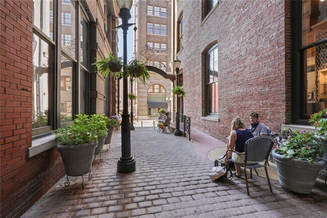 Building Photo - 308 W 8th St