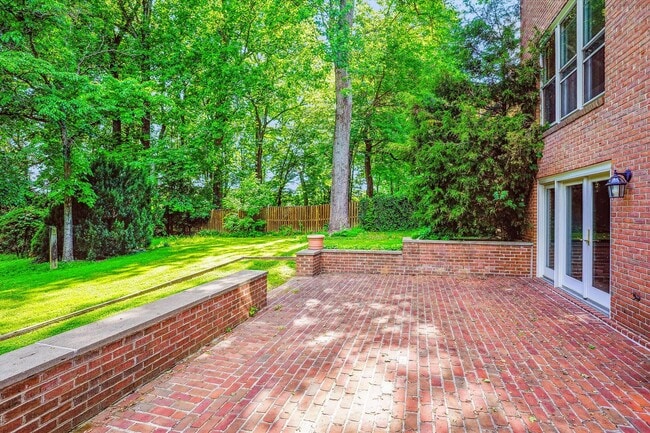 Building Photo - Magnificent 5 Bedroom, 4.5 Bathroom Bethes...