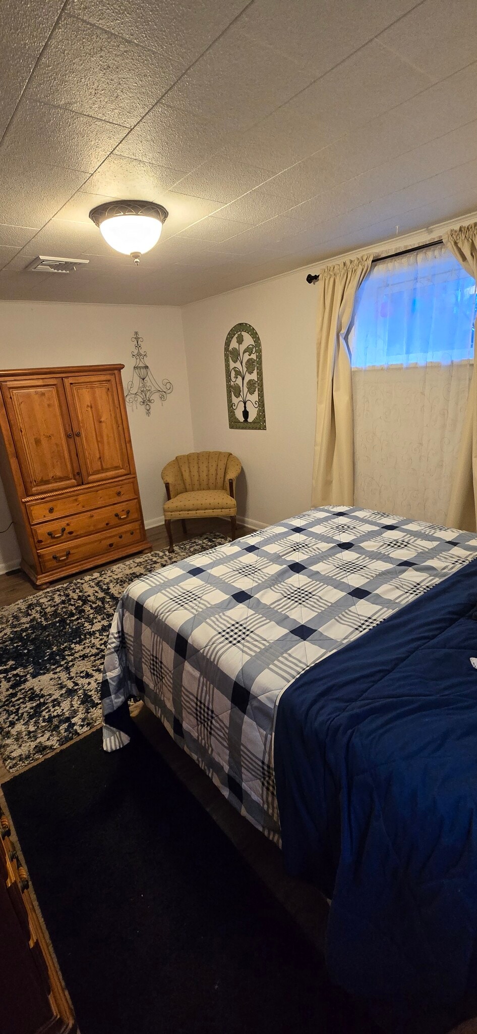 Master bedroom - 206 N Maple St