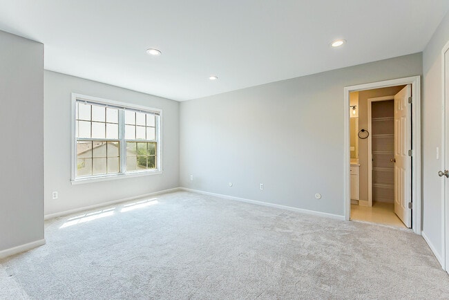 Building Photo - 2865 Barclay Wy