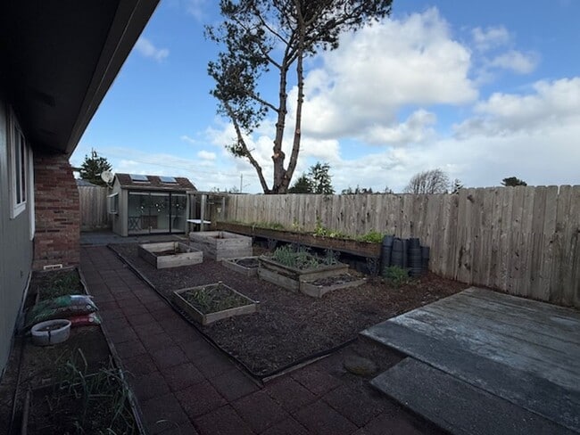 Building Photo - Spacious 3 Bedroom, 2 Bath home in Quality NB Neighborhood!