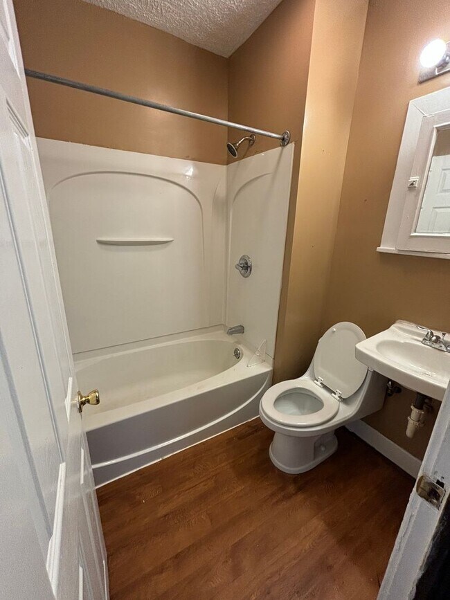 Building Photo - 1108 E Lake Rd