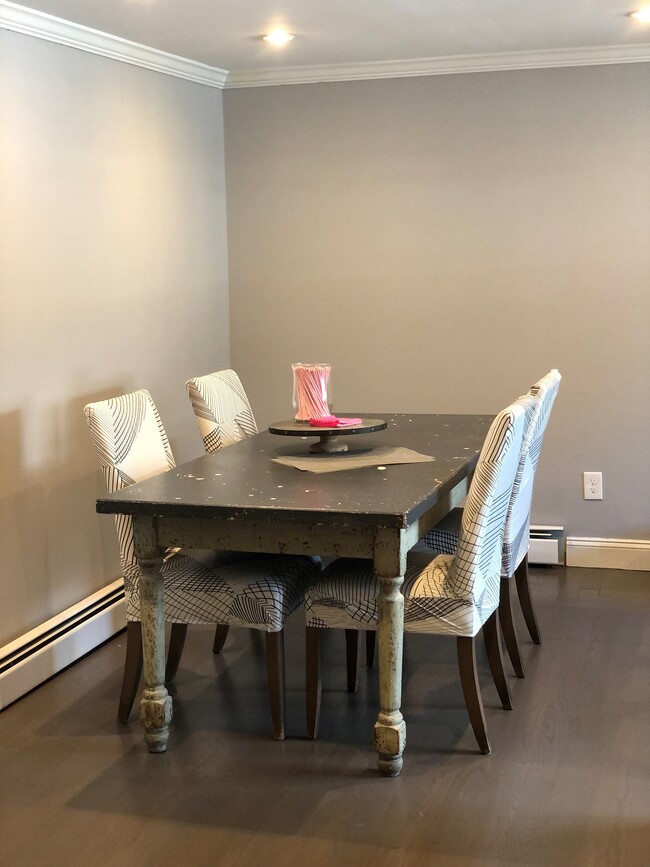 Dining room - 840 E Broadway