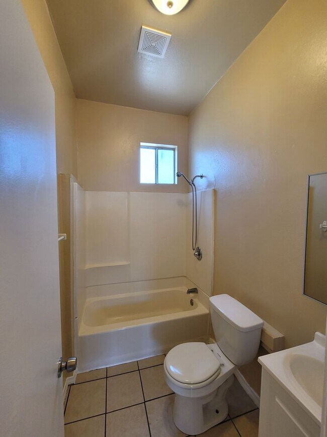 Building Photo - Large 4bd/2bth Unit in Logan Heights with ...
