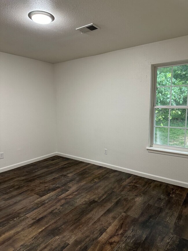 Building Photo - Kinkead Duplex