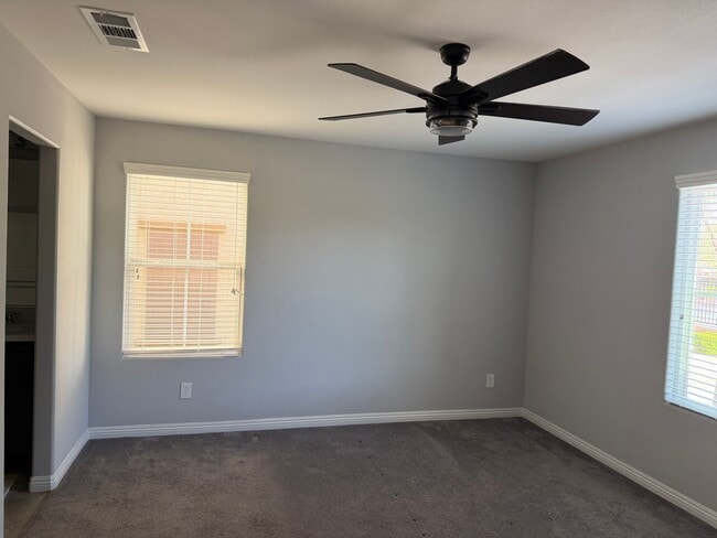 Building Photo - Must See 3 bedroom Townhome