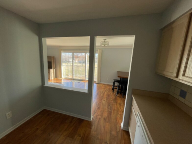 Building Photo - 500 N Fox Hills Dr