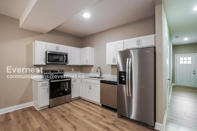 Building Photo - 2 Bedroom Townhome with Garage / Pet-Frien...