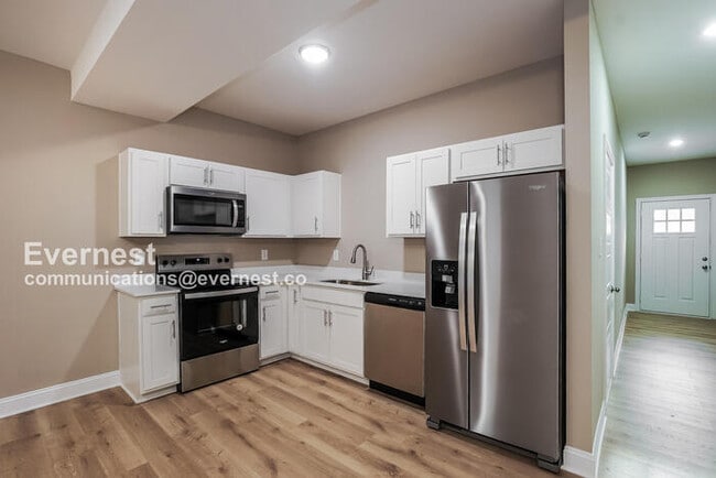 Building Photo - Limited Time Special Offer / 2 Bed/2.5 Bath Townhome with Garage / Pet-Friendly / Available Now!