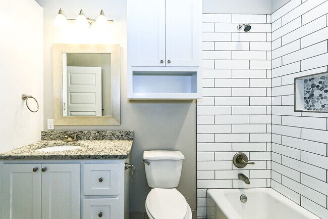 Building Photo - 3 Bed/ 3Bath townhome with Roof top Deck!