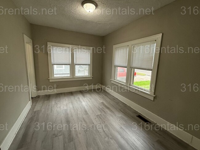 Building Photo - $850 - 2 bedroom / 1 bathroom - Single Fam...