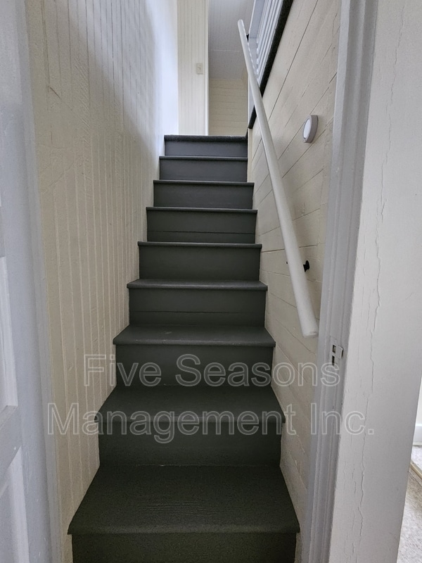 Building Photo - 465-467 Colchester Avenue - 3