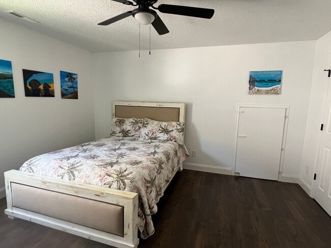 Building Photo - 4BD/2.5BA Gorgeous Home with Fence Backyar...