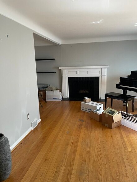 Fireplace - 1017 Henrietta St